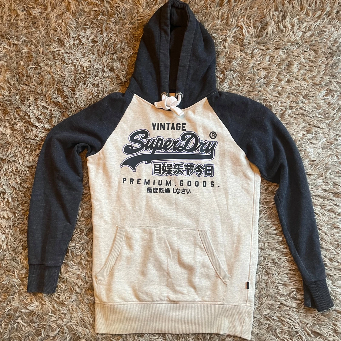 Grå och svart hoodie från SuperDry