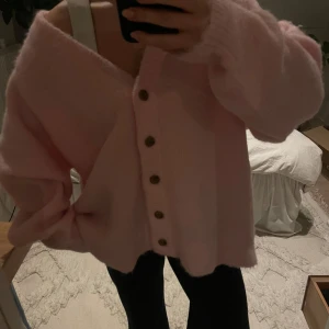 Rosa kofta med knappar - Mysig rosa kofta med knappar framtill. Är från märket ”american vintage”, vilket är ett märke med hög och bra kvalitet. Nypris 1600kr. Den har en lös passform och långa ärmar. Mycket gott skick💗