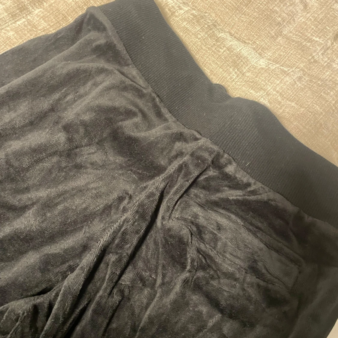 Svarta mjukis adidas byxor - 3