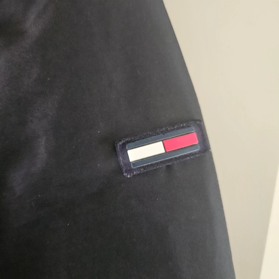 Svart jacka med fuskpäls från Tommy Jeans - 1