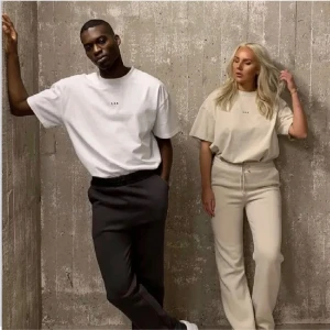 Vit t-shirt från LXA - Säljer en oanvänd stilren vit t-shirt från LXA i oversized passform. Den är kortärmad och har en minimalistisk design med LXA-loggan tryckt på bröstet. Passar både killar och tjejer 