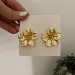 Guld blomma örhängen - Guldiga blommiga örhängen 💕helt nya