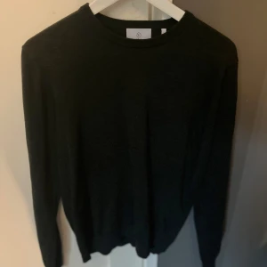 Grön  tröja - Säljer en stilren grön tröja från bläck med rund hals och långa ärmar. Perfekt för en minimalistisk look. Passar bra till både jeans och chinos. En perfekt tröja till sommar och vår 