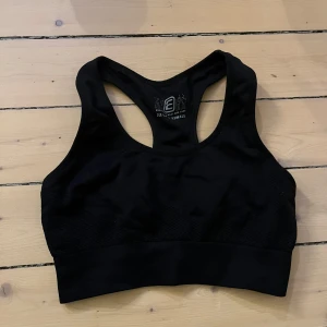 Svart sport-bh från Energetics - Säljer en svart sport-bh från Energetics i storlek xsmall. Den har en racerback-design och är tillverkad i ett stretchigt material som ger bra stöd under träning. Perfekt för gymmet eller löprundan! Ingen vaddering. Aldrig använd. Pris kan diskuteras❤️☺️