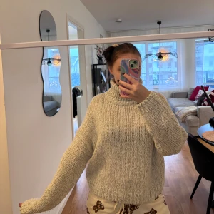 Grå stickad tröja från Gina Tricot - Mysig grå stickad tröja från H&M med hög krage. Perfekt för kyliga dagar med sin bekväma passform och långa ärmar. En stilren och enkel design som passar till det mesta. 🧶