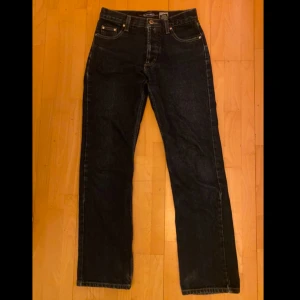 Mörkblå jeans från Anchor Blue - Supersnygga mörkblå 90-tals jeans. På lappen står det att det är storlek M, men jag skulle säga att de är S/XS då de har en ganska tajt passform :)