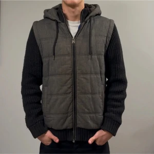 Fodrad cardigan  - Säljer en grå/svart fodrade cardigan med huva. Den är i utmärkt skick inga skador eller liknande. Storlek L passar även M, modellen är ca 182 cm. Bilderna är lånade av förra ägaren. Endast testad av mig men passade tyvärr inte. Pris kan diskuteras