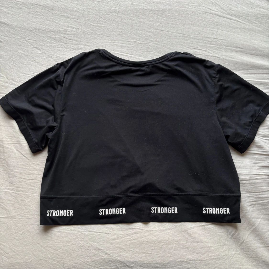 Svart t-shirt från Stronger - 1