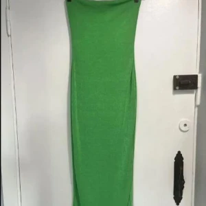 Grön långklänning Gina Tricot - Snygg grön långklänning i en härlig färg. Perfekt för sommarens alla tillfällen. Klänningen har en enkel och stilren design som gör den lätt att matcha med olika accessoarer.