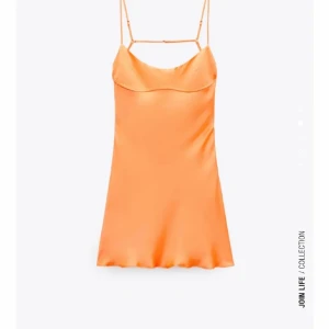 Orange satin klänning  - Orange satin klänning med tunna axelband och en elegant skärning. Perfekt för sommarens alla tillfällen. Klänningen har en stilren design med en lätt glansig finish.