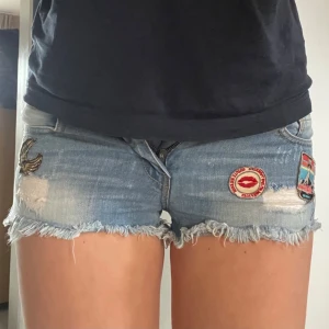 Lågmidjade jeansshorts  - Skit coola lågmidjade jeansshorts från pull&bear som tyvärr inte passar mig längre.