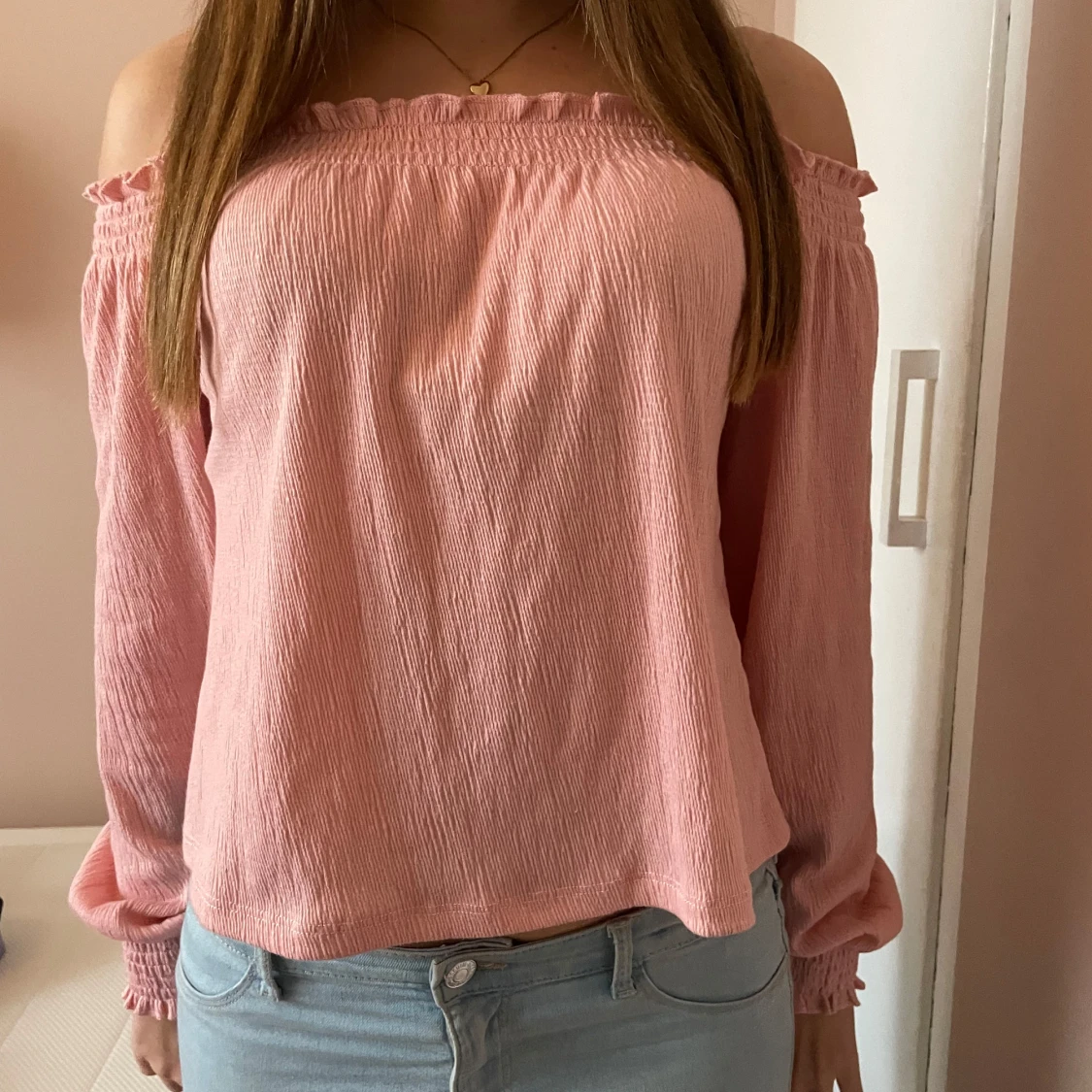 Rosa offshoulder topp från Divided