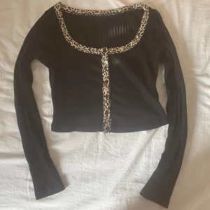 leopard print topp - jättesöt too med leopardprint🫶🫶 utan defekter, märke är shein !! lite osäker på storlek men sitter som en M/S