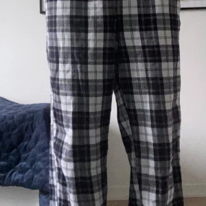 Björn Borg pjamsbyxor - Använda Björn Borg pyjamasbyxor, säljer dem eftersom jag växt ut dom. Original förpackning medföljer.