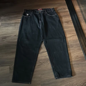 Butter jeans - Svarta baggy jeans från butter 