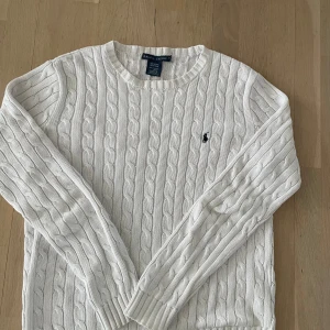 Knitted/stickad raulph lauren tröja - Fräsch och bekväm polo tröja! Inga fläckar eller liknande. L, passar perfekt M. Säljes åt min bror🙌