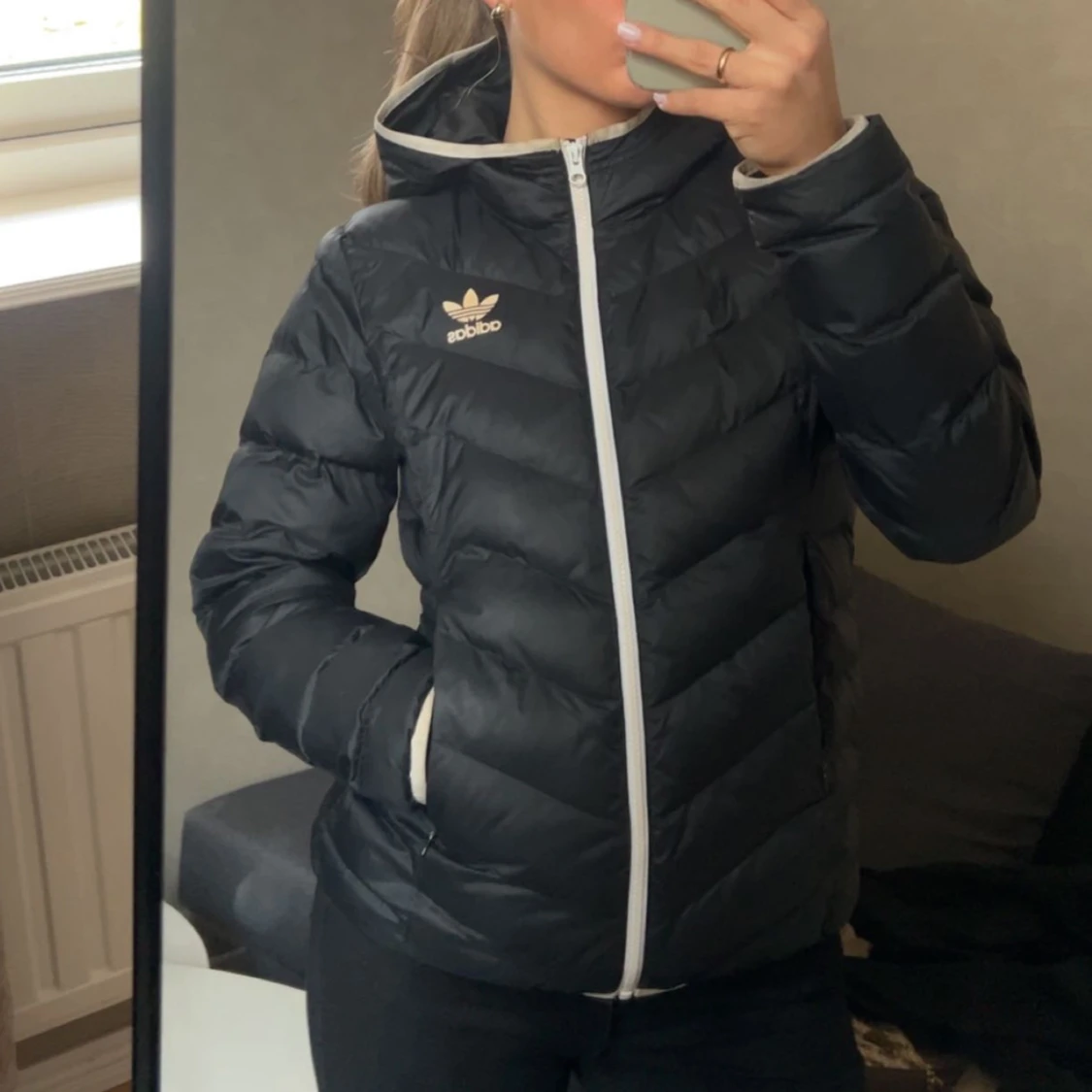 Svart dunjacka från Adidas