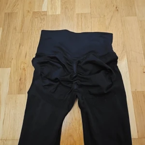 Träningstights - Ett par svarta gymtights med diskret scrunch i rumpan, framhäver och lyfter på ett otroligt sätt. Storlek xs! Stretchiga och bekväma, använda några fåtal gånger då jag mer än 9/10 gånger hellre har shorts 💕 --> finns några gymshorts upplagda i min profil med 💞