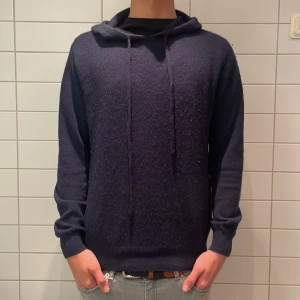 Kashmir hoodie - Skön kashmir hoodie nypris 1200. Mitt pris 800kr. Storlek S skick 9/10 från luicante