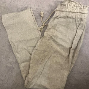 Linnebyxor  - Superfina helt nya linnebyxor, märket skagen. Endast provade! oanvända då dom är för små för mig.