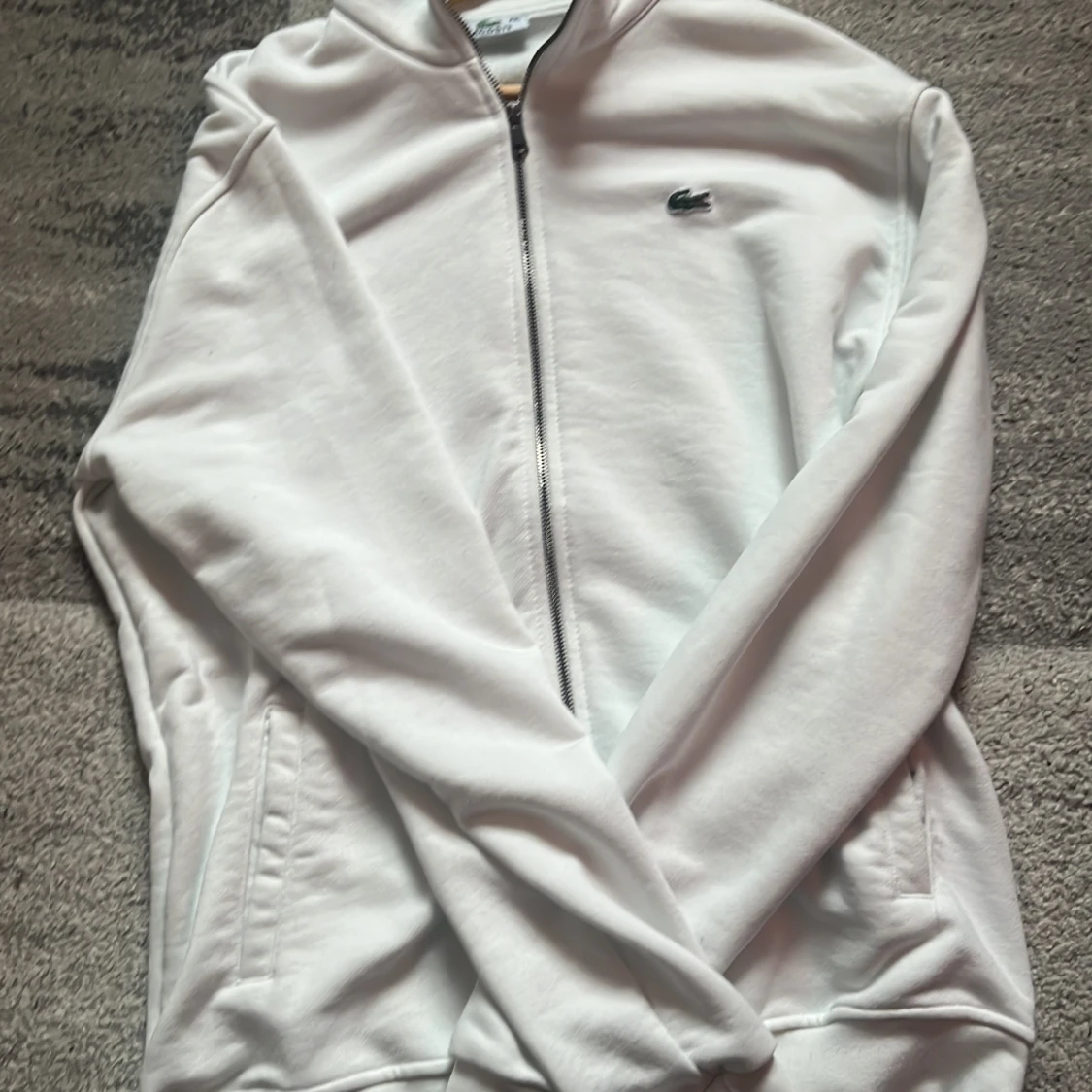 Vit zip-tröja från Lacoste