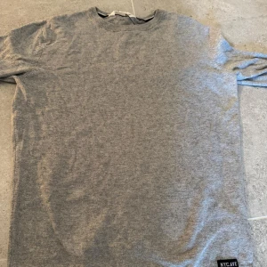 Stickad grå tröja från HM - Säljer en enkel och stilren grå tröja från H&M. Tröjan har en rund halsringning och är perfekt för vardagsbruk. Den är tillverkad i ett mjukt material som ger en bekväm passform. Perfekt för att hålla det casual och snyggt.