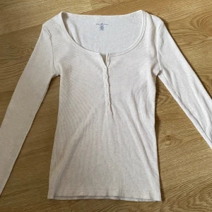 beige ribbad långärmad topp (brandy melville) - säljer en ”ljusbeige” ribbad topp från brandy melville🫶🏻🤍är typ helt ny!       (ord. pris: 265kr)