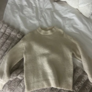 Beige stickad tröja - Mysig beige stickad tröja med långa ärmar och ribbade kanter. I storlek XS