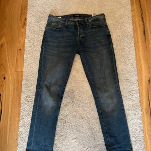 Blå jeans Tapered/Mike - Snygga blå jeans med en tapered passform. Perfekta för en avslappnad stil.            Storlek 31/32