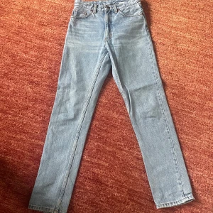 Ljusblå jeansbyxor - Snygga ljusblå jeansbyxor. Straight/slim. Från Monki, storlek 25. Jättebra skick 