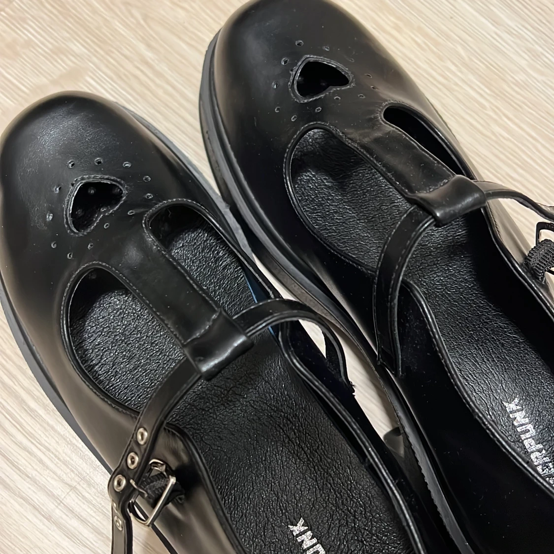 Svarta skor med hjärtdetalj från Silverpunk/Shein - 3