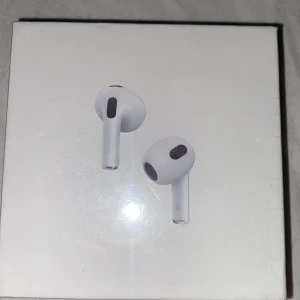 Hörlurar - Säljer trådlösa hörlurar.  oanvända, fick som födelsedagspresent men hade redan ett par som jag använder. Priset kan diskuteras. 