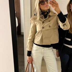 Beige trenchcoat!! - Snygg beige trenchcoat från H&M!! Helt slut såld , jätte eftertraktad😍