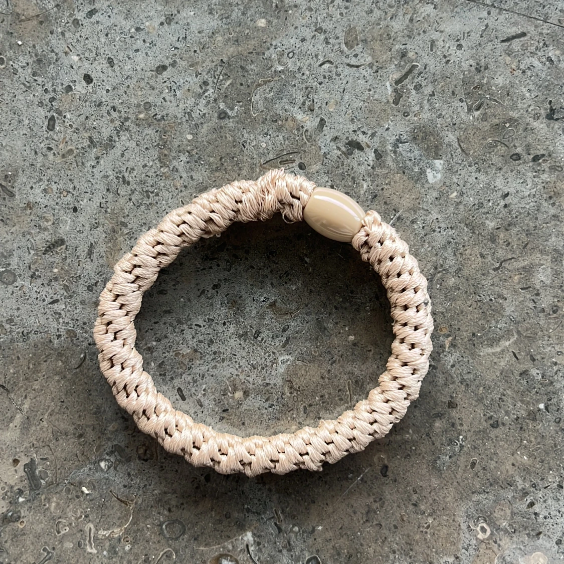 Tre beige kknekki armband - 3