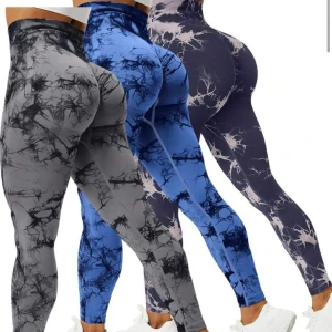 Mönstrade leggings i olika färger - Snygga leggings med marmorerat mönster i grått, blått och svart. De är högmidjade och har en tight passform som framhäver figuren. Perfekta för både träning och vardag.