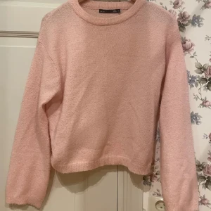 Rosa stickad tröja från 157 - Lägger upp igen pga oseriös säljare, så tröjan är redan packad! Använd ett par gånger och har pyttelite noppror men ingenting som är märkvärdigt eller som ens syns på bilderna. Slutsåld tror jag!
