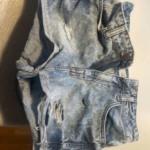  jeansshorts  - Skitsnygga blå jeansshorts med slitningar perfekta till sommaren/våren. Lätta att stylea och passar med allt 🩵🩵