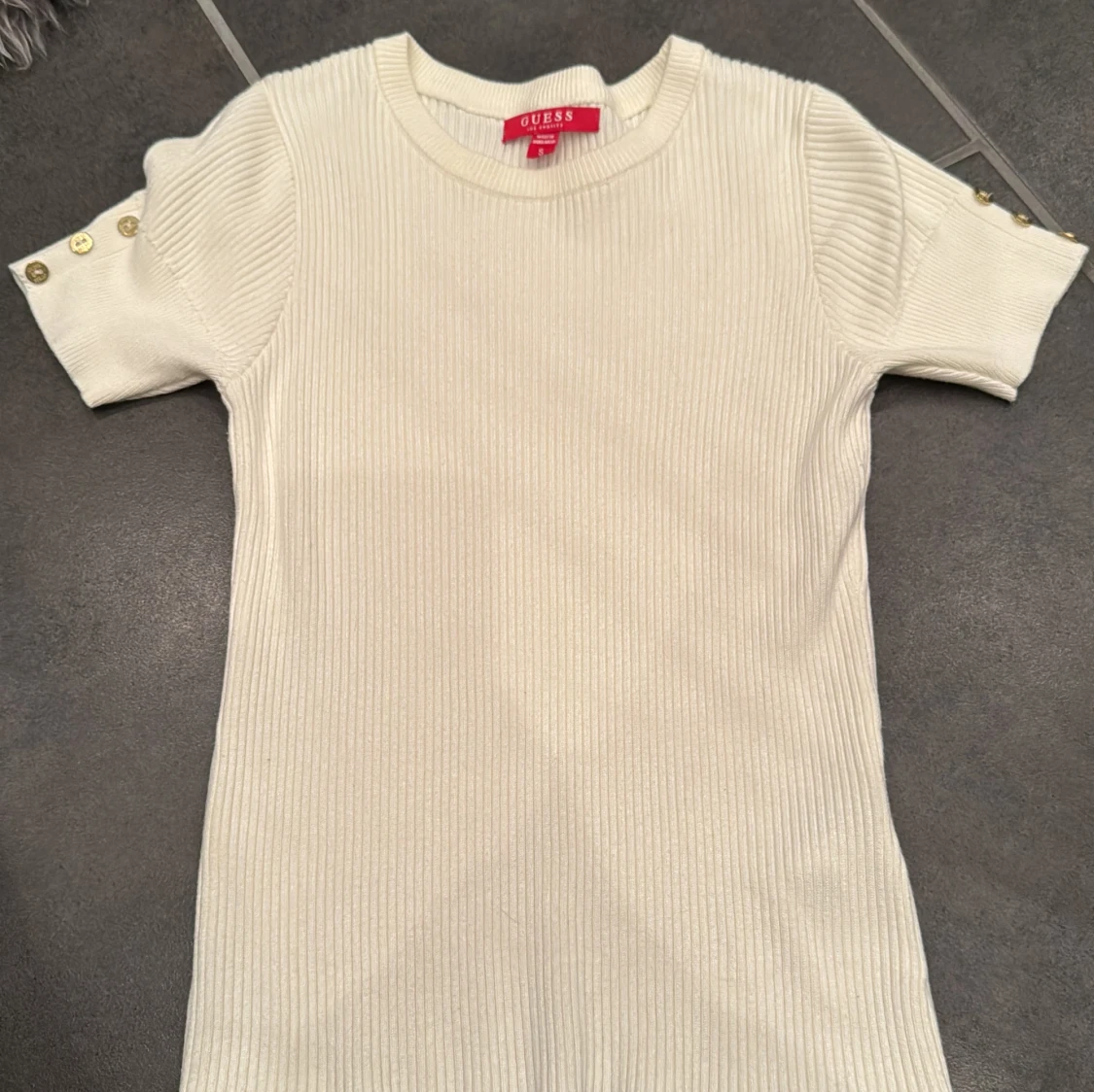 Vit ribbad topp från Guess