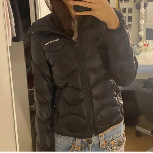 Svart dunjacka från Peak Performance - Säljer en svart dunjacka från Peak Performance. Speciellt vår/höst jacka. Tyvärr har den ett lätt hål på ryggen men som är svårt att lägga märke till. Har sytts försiktigt för att inte de ska gå sönder mer. Har använts under hösten från förra året. Kan mötas vid bra pris vid snabb affär!😃