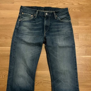 Levis bootcut jeans - Tja! Säljer nu dessa feta bootcut Levis jeans på grund av att de ej kommer till användning! - Skick: 6/10 Inga defekter förutom hellbite - Modell: Vet ej - Storlek 31/32 men passar även större! - Tveka ej på att skriva vid eventuella frågor!! Mvh Lucas 