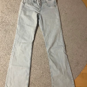Ljusblå jeansbyxor - Snygga bootcut jeans från hm, nyskick och jättesköna. Storlek 36 och passar mig som är 169 