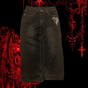 Baggy svarta jeans - Coola jeans med tryck på framsidan, är lite slitna längst ner men annars inga skador 