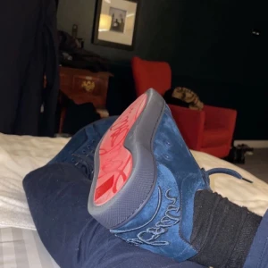 Mörkblåa christian louboutin - Säljer nu mina mörkblåa christian louboutin. Condtion 7/10. Köpta på det kända varuhuset harrods i london england. Har allt orignal kvar sp kvitto box dustbag följer med via köpet. Storlien är 40 men passar upp till 42. Hör av er vid mer frågor eller funderingar 