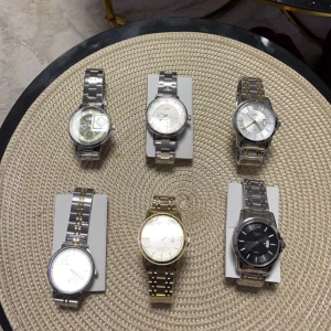 Eleganta klockor från GHW - Säljer en samling av eleganta klockor från CWW. Klockorna har metallarmband i silver och guldtoner med olika urtavlor i svart, vit och guld. Perfekta för den stilmedvetna som vill ha en tidlös accessoar.