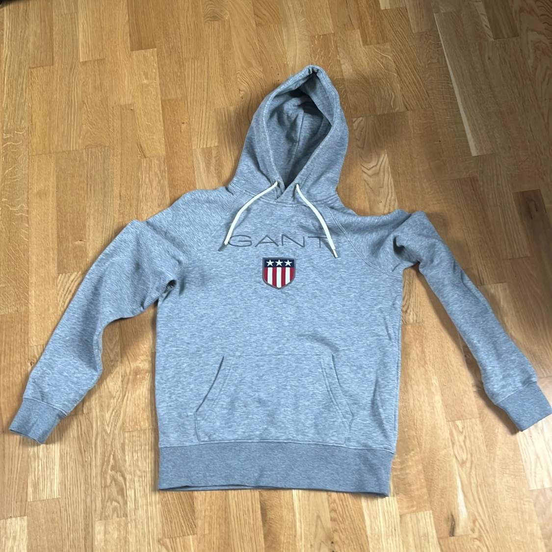 Grå hoodie från GANT