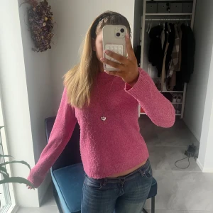 Rosa stickad tröja - Säljer en snygg rosa stickad tröja med lång ärm. Perfekt för att hålla sig varm och stilren under kyligare dagar. Tröjan har en enkel design som gör den lätt att matcha med olika outfits. Passar perfekt för både vardag och speciella tillfällen.