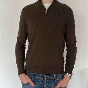 Halfziptröja Morris  - Tröja från Morris | Storlek: L - Skicket på tröjan är väldigt bra utan defekter - Mitt pris: 749kr - Nypris: 1,799kr - Modellen är 180cm och väger 72kg ( Det är en liten i storleken)