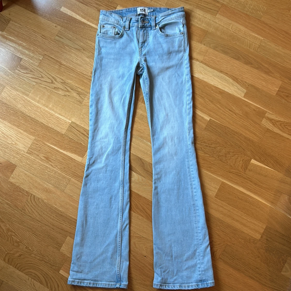 Ljusblå bootcut jeans från 157