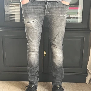 Jack & Jones jeans - Ett par mycket snygga jeans ifrån Jack & Jones i storlek 28/32! passar också 28/30! Jeansen är i mycket bra skick utan några större defekter! Skick: 9/10! Nypris: 1199kr! Mitt pris: 499kr!