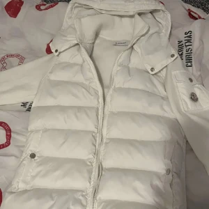Vit Moncler Cardigan S - Säljer en vit Moncler Cardigan. Använd fåtal gånger, liten fläck på baksidan på höger axel. Inget som märks särskilt mycket. Använd fåtal gånger i storlek S. Skriv om ni har mer frågor och priset är inte hugget i sten:)